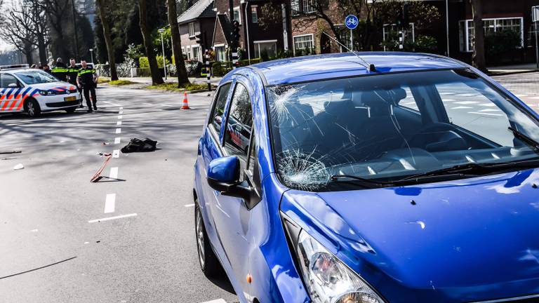 De bestuurster van de auto raakte niet gewond. (Foto: Sem van Rijssel)