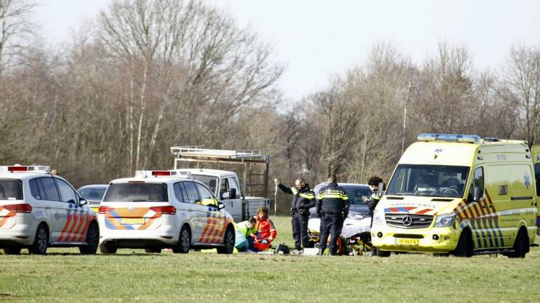 Het slachtoffer is nagekeken en naar het ziekenhuis gebracht. (Foto: Addy Smits / Stuve fotografie)