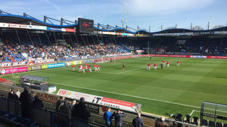Willem II-Pec Zwolle voor de aanvang (foto: Job van der Zon/Omroep Brabant)