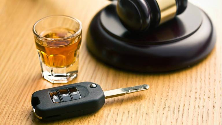 Drank en rijden gaan niet samen (foto: Facebook politie Veghel).