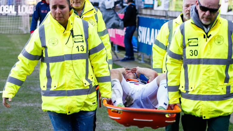 De trieste aftocht van Dico Koppers tijdens de wedstrijd tegen PEC Zwolle (foto: VI Images).