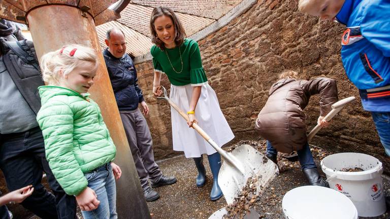 Prinses Viktória de Bourbon de Parme leegt de Wensbron. Foto: Efteling