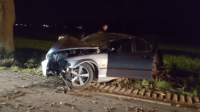 Ook de auto raakte zwaar beschadigd. (Foto: Johan Bloemers)