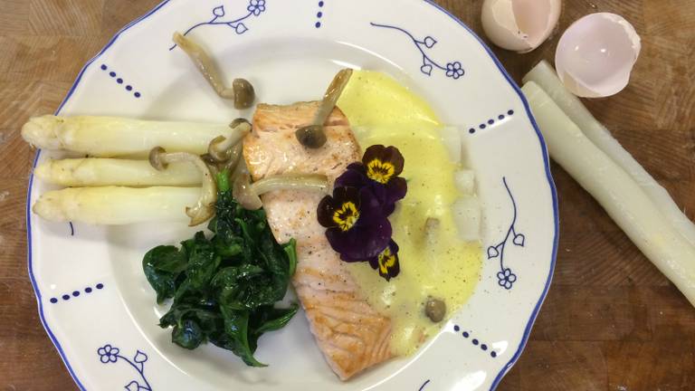 Asperges met zalm (foto: Peter Kesseler)