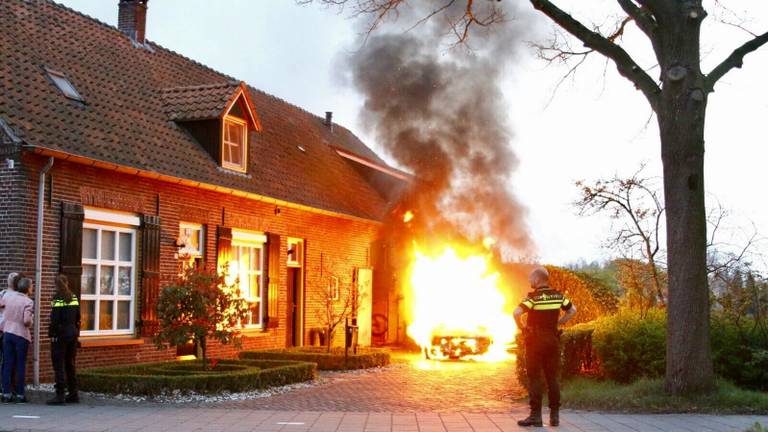 Auto in brand in Volkel (foto Addy Smits)