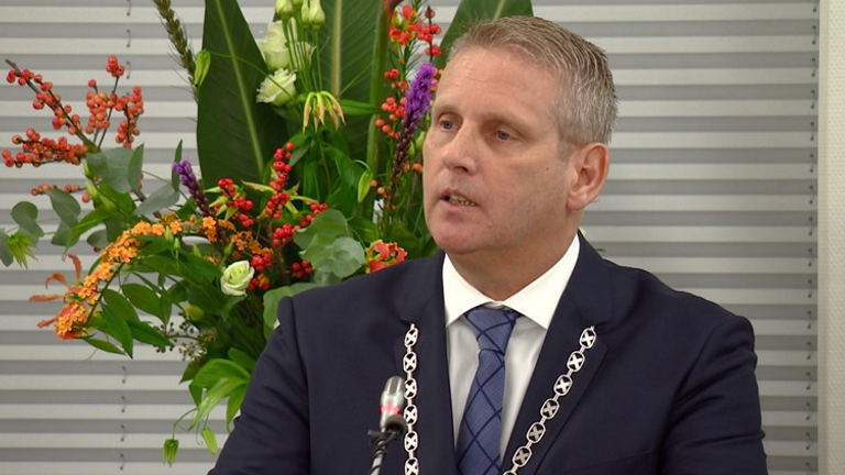 Burgemeester Ruud van den Belt met zijn ketting.