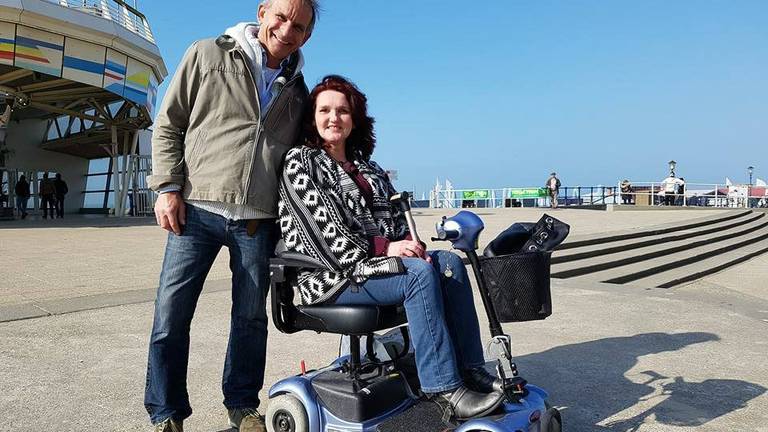 Johan Vlemmix met MS-patiënte Anita Smeets in Scheveningen.