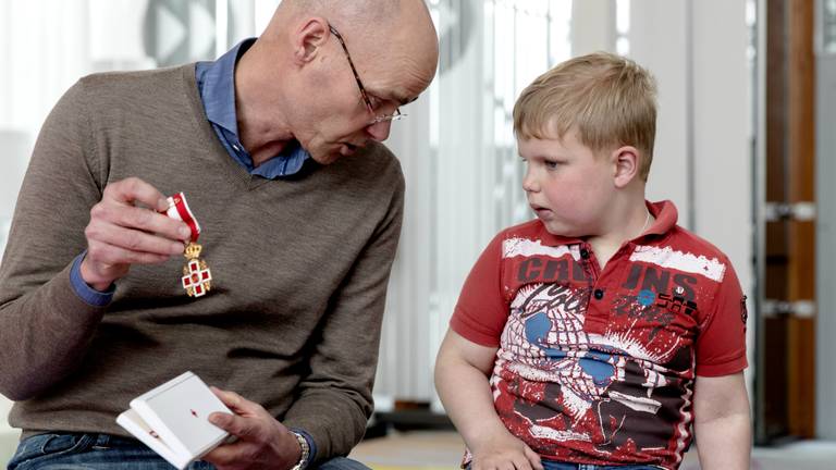 Rode Kruis-directeur Gijs de Vries en Tijn (foto: ANP)
