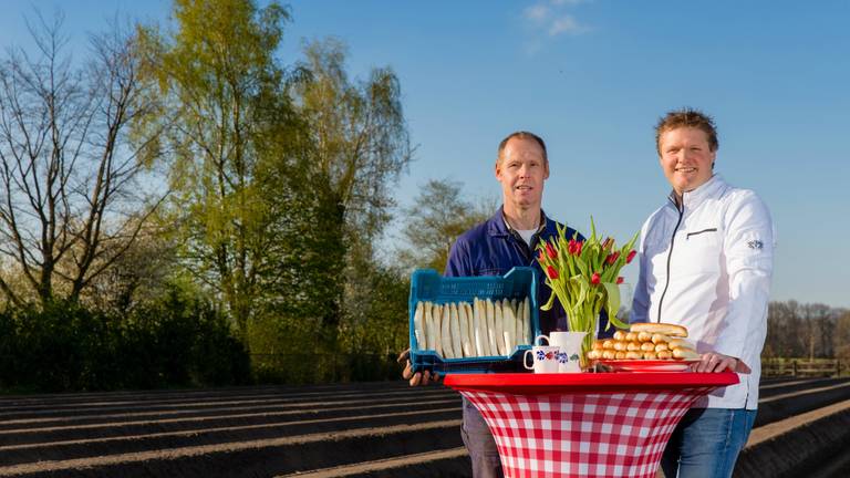 Aspergekwekerij Verhoeven en Remco Beekman bedachten het aspergeworstenbroodje.