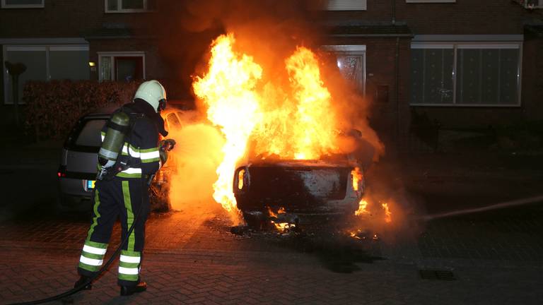 De autobrand op de Da Costastraat. (Foto: Bernt van Dongen/FPMB)