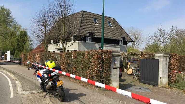 De politie heeft een deel van de omgeving afgezet. (Foto: Hans van Hamersveld)