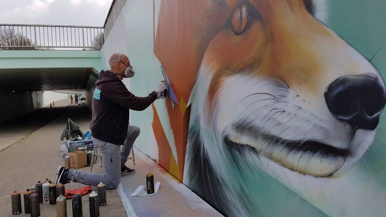 Graffiti-artiest Marcus Debie aan het werk. (Foto: Marrie Meeuwsen)