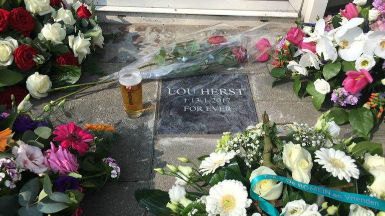 Bloemen en bier voor omgekomen Lou Herst