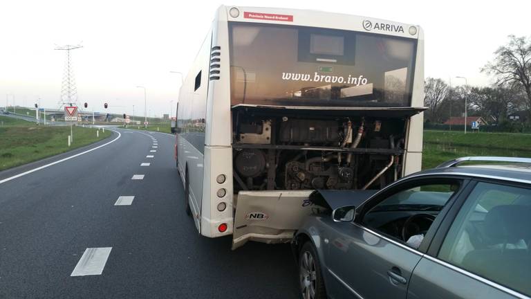 Man botst tegen lijnbus Den Dungen. (foto: Politie)