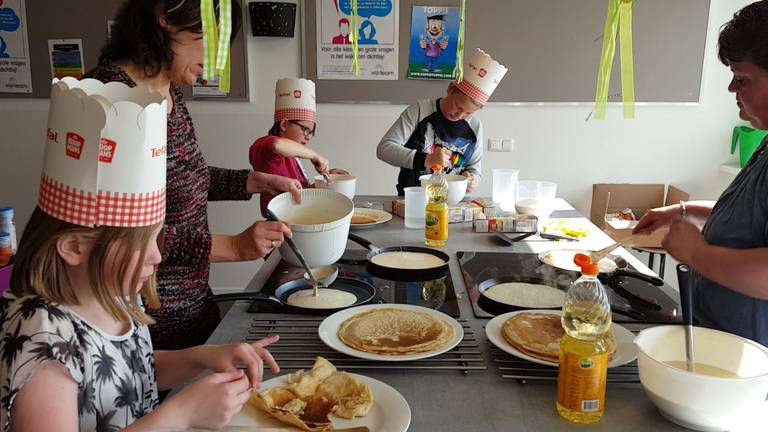 Kinderen bakken pannenkoeken. Fotocredits: Petra van Middendorp 