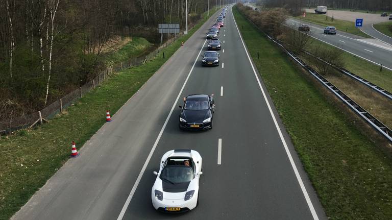 Zondag reed een stoet van 746 elektrische voertuigen over de snelweg tussen Helmond en Eindhoven.