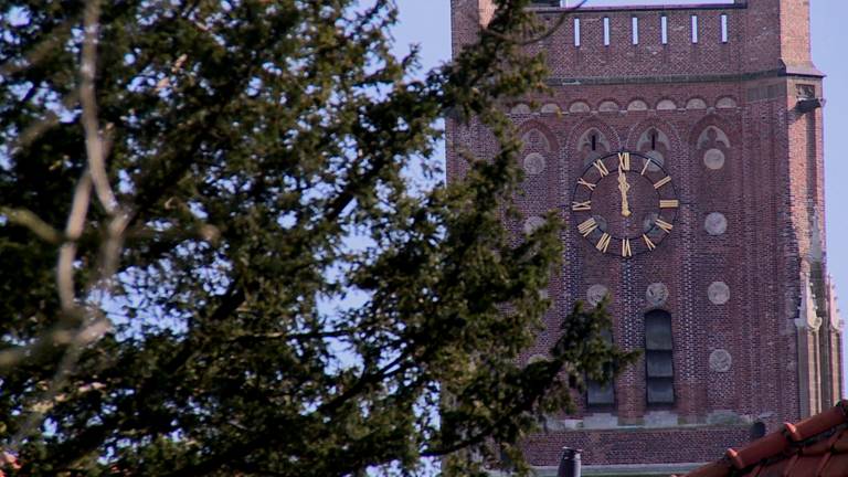 Torenklok Woudrichem doet niet aan zomertijd