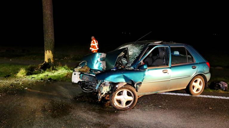 De auto belandde tegen een boom. (Foto: Berry van Gaal/SQ Vision)