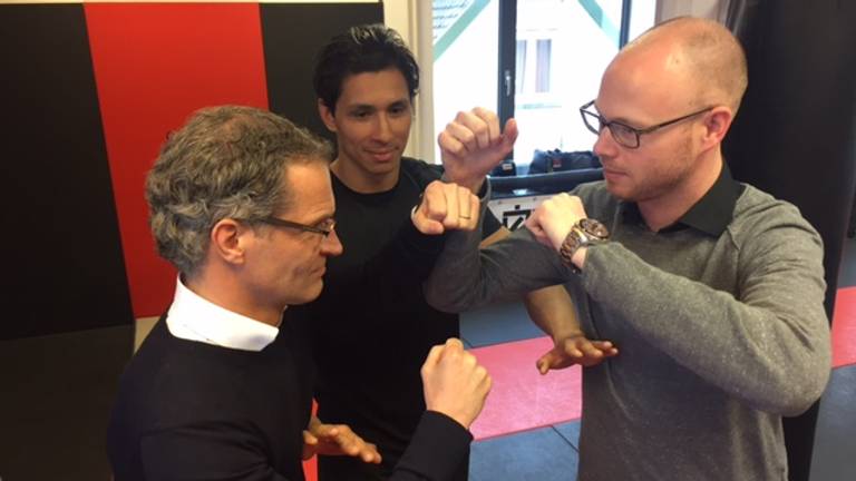 Staredown tussen Oversier en Van Gool.