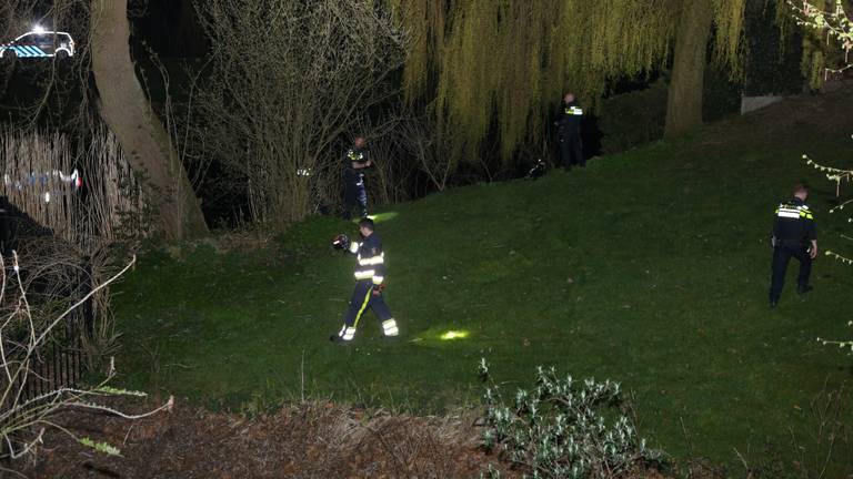 De politie zocht met zeker tien man. (Foto: Bernt van Dongen/FPMB0