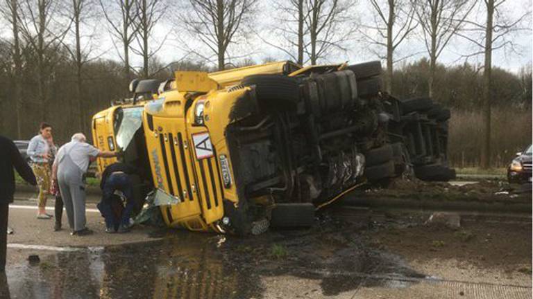 De E34 is vanwege het ongeluk in beide richtingen dicht.  (Foto: VID)