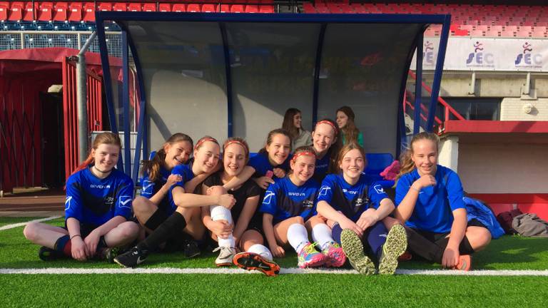 Fanatieke voetbalsters in het stadion van FC Oss