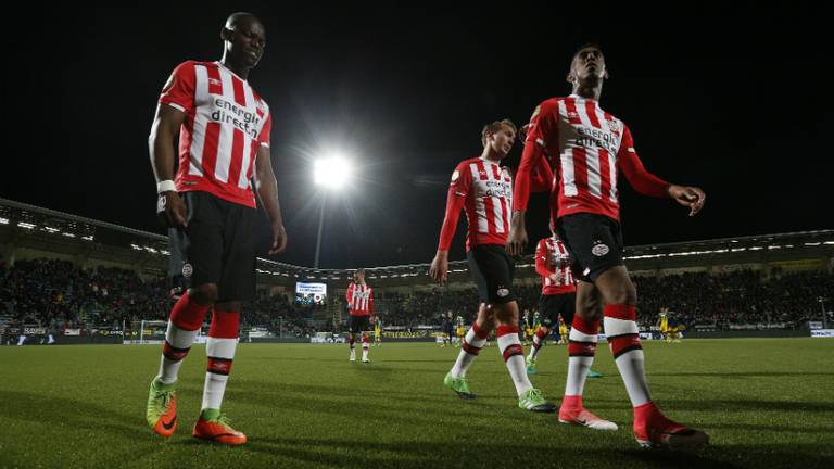 De spelers van PSV druipen af (foto: VI Images)