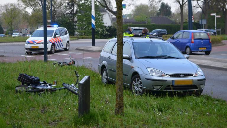 Het ongeluk gebeurde bij een rotonde. (Foto: Sander van Gils)