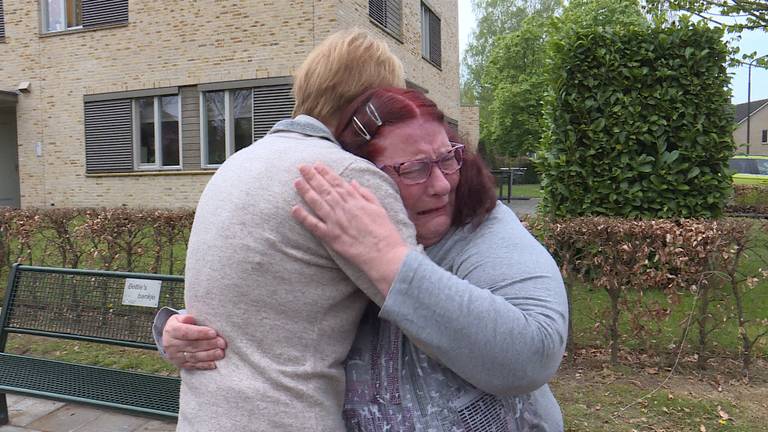 Tranen van vreugde: Bettie uit Helvoirt krijgt bankje met naam