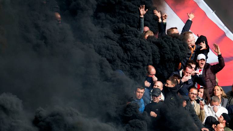 De rookpotten veroorzaakten flinke rookwolken. (Archieffoto: ANP)