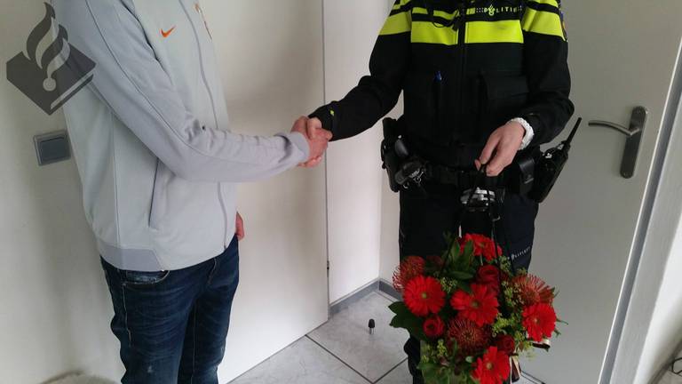 De held kreeg en bloemetje van de politie. (Foto Facebook @PolitieEindhoven)