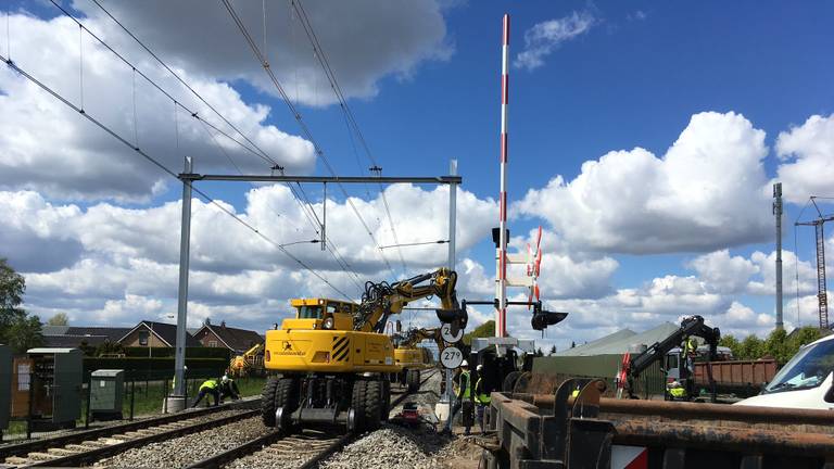 Werkzaamheden aan het spoor bij Deurne. (Foto: Hans van Hamersveld)