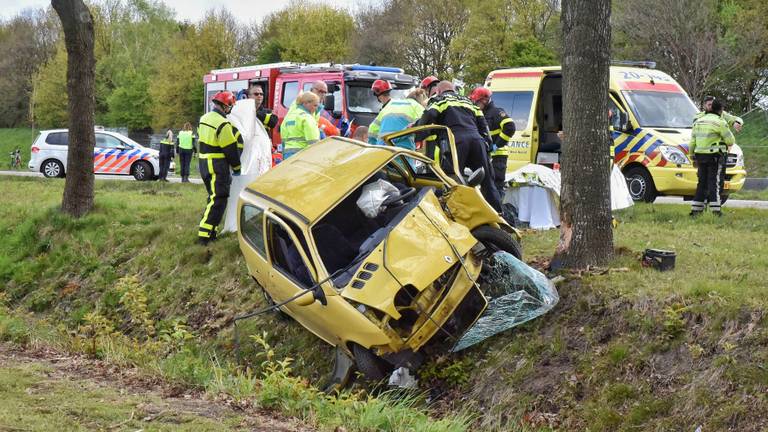 De bestuurder van de auto is zwaargewond naar een ziekenhuis gebracht (foto: Toby de Kort).