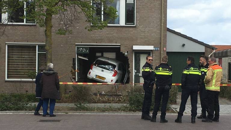 Auto rijdt door raam Helmondse woning(Foto: Dave Hendriks SQ Vision Mediaprodukties)