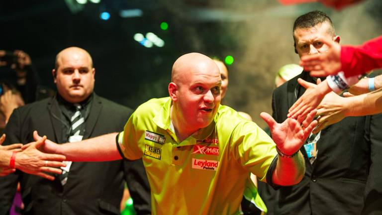 Michael van Gerwen komt zaterdag in actie in Blackpool. (Foto: ANP)