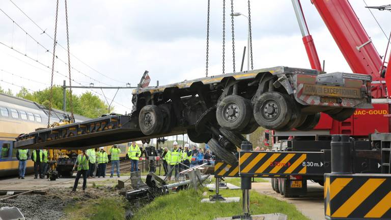 De vrachtwagen wordt weggetakeld (Foto: Christian Traets/SQ Vision)