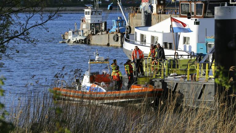 Lichaam gevonden in Merwede. (foto: Marcel van Dorst/SQ Vision)