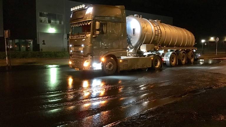 Tankwagen lekt duizenden liters. (foto: Hans van Hamersveld)