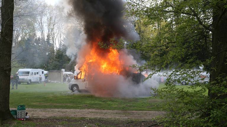 De vlammen sloegen uit de camper. (Foto: Berry van Gaal/SQ Vision)