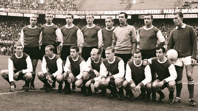 Frans Bouwmeester als Feyenoorder, tweede van rechts gehurkt (foto: VI Images).