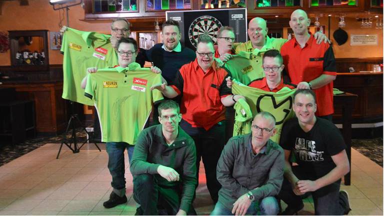 De G-darters genoten van het bezoek aan Van Gerwen. (Foto: Richard van Dijk/Baalderborg Groep)