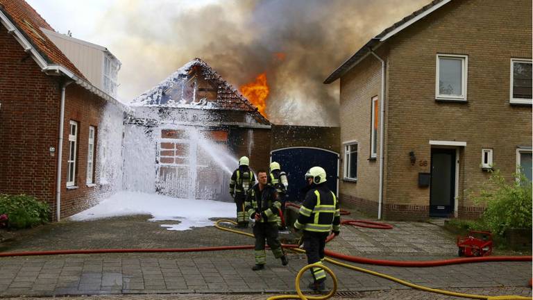 Bij een brand in Schijndel is vanochtend asbest vrijgekomen.