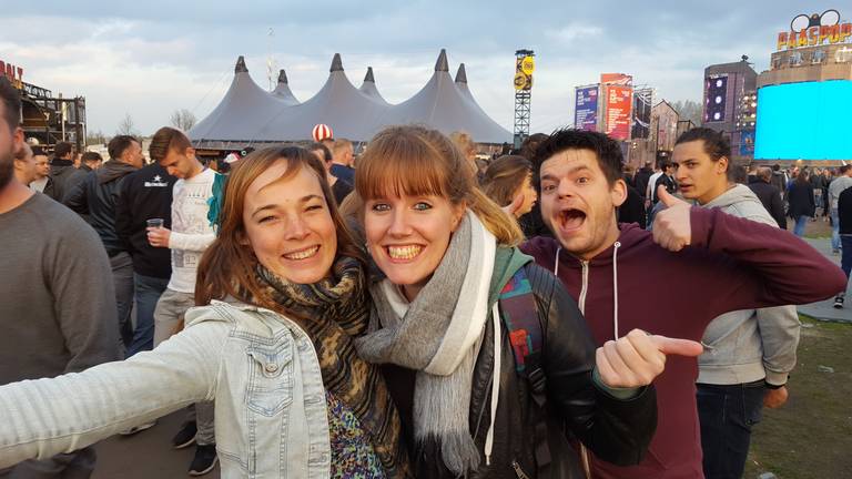 Janne (links) en Bo kwamen speciaal eerder terug voor Paaspop. (Foto: Tom van der Meer)