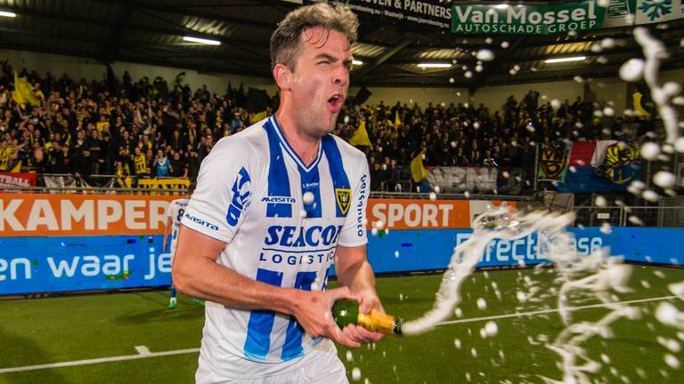 Ralf Seuntjens viert de promotie. (Foto: VI Images)