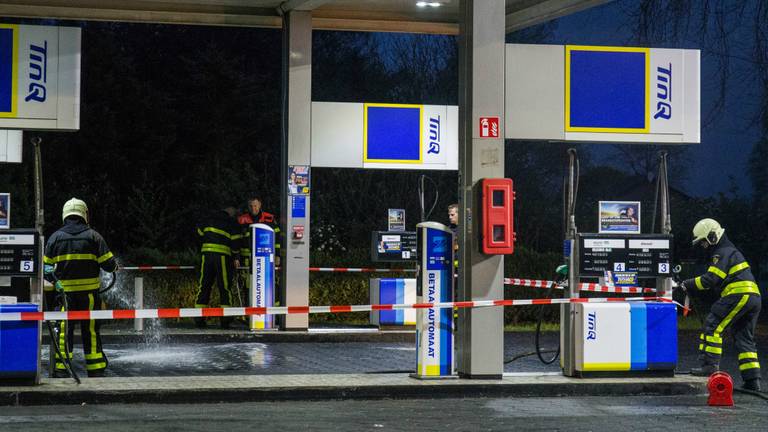 De brandweer heeft het tankstation afgezet. (Foto: Alexander Vingerhoeds/Obscura Foto)