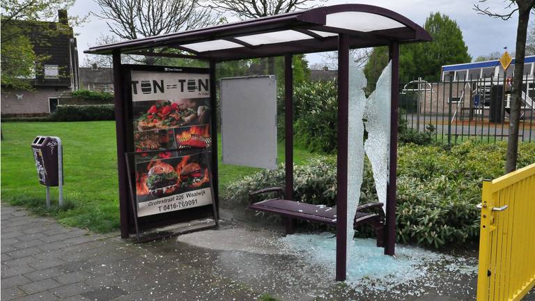 De jongeren sloopten onder meer een bushokje. (Foto: Marvin Doreleijers/FPMB)