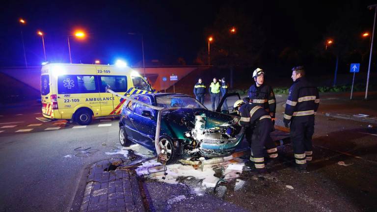 De brandweer moest de bestuurder uit de auto bevrijden. (Foto: SQ Vision)