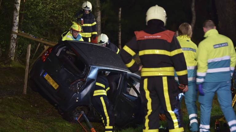 De auto crashte in een greppel. (Foto: Jules Vorselaars/JV-Media)