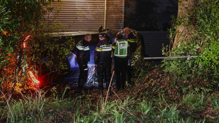 De auto eindigde schuin tegen een gebouw. (Foto: Gabor Heeres/SQ Vision)