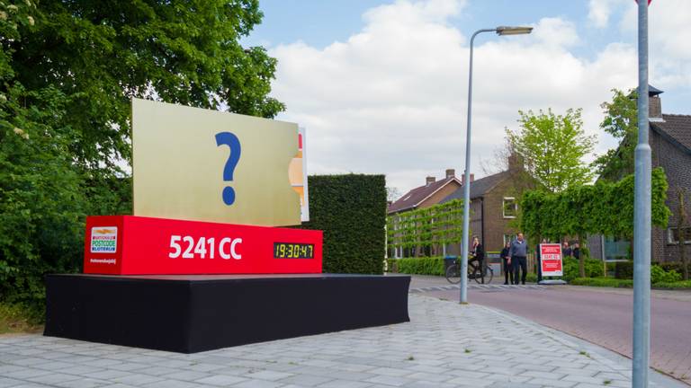 In de Weidestraat te Rosmalen staat een mysterieuze Postcode Loterij-cheque met postcode 5241 CC.